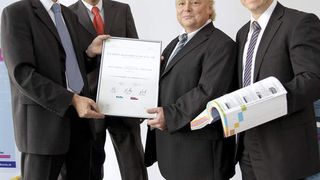 EA-Elektro-Automatik und Distrelec-Elfa kooperieren künftig enger. V.l.n.r.: Jörg-Lothar Loch und Olaf Gutbier von Distrelec Schuricht sowie Hans-Ulrich Horrig und Wolfgang Horrig von EA-Elektro-Automatik. Bild: Distrelec Schuricht (Archiv: Vogel Business Media)