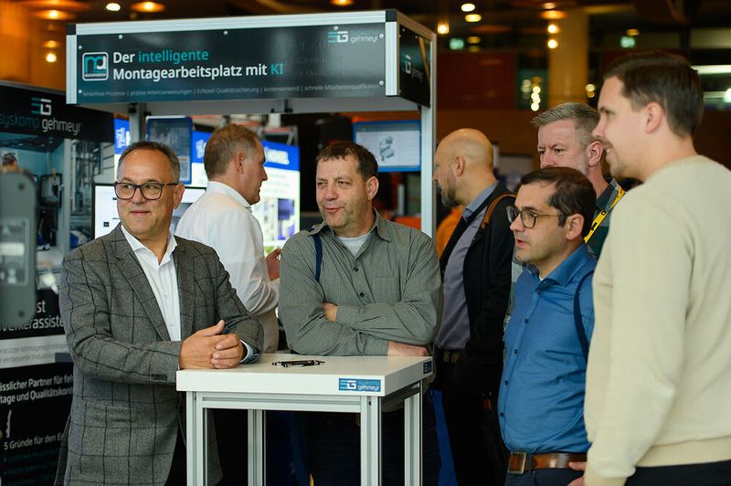 Der rege Fachaustausch überzeugt jedes Mal aufs Neue Teilnehmer und Aussteller der Schraubtec. (Bild: Stefan Stark/VCG)