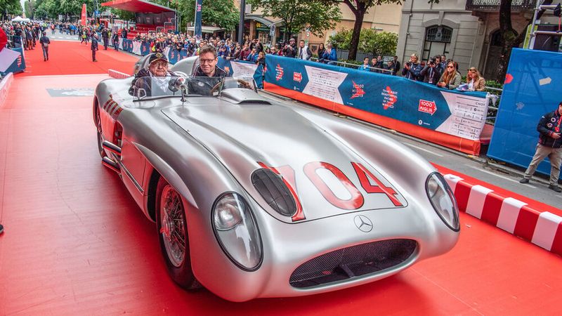 Foto mit Bernd Mayländer, Stammfahrer des Official Safety Cars der FIA Formel-1-Weltmeisterschaft im Mercedes-Benz 300 SLR (W 196 S) beim Start zur 1000 Miglia 2019. (Bild: Mercedes-Benz AG)
