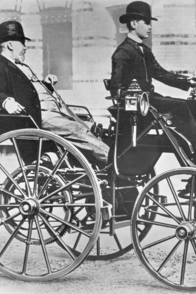 Gottlieb Daimler (17. März 1834 bis 6. März 1900) in seiner Motorkutsche von 1886, dem ersten vierrädrigen Benzinautomobil der Welt. Am Steuer Daimlers Sohn Adolf (1871-1913). (© Daimler AG)