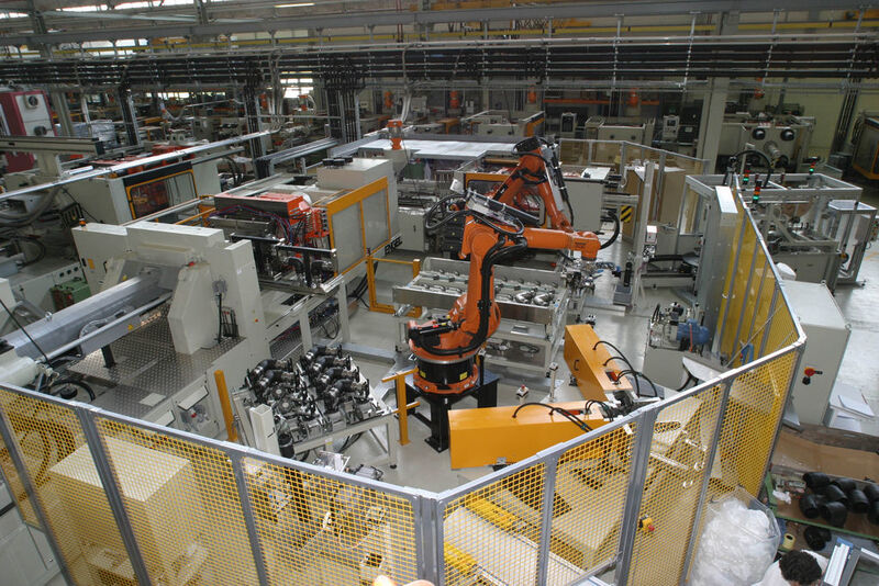L’installation automatique de production des pièces de conduites se compose de deux machines d’injection, d’une cellule de deux robots, d’une emballeuse et de 13 stations périphériques de traitement. (Image Swissrobotics.net) (Archiv: Vogel Business Media)