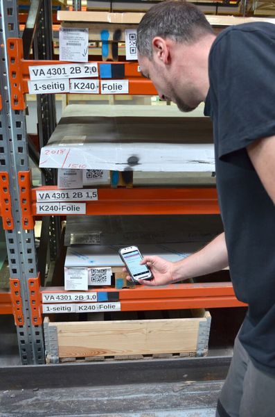 Die Lagerfächer sind mit QR- und Barcodes ausgestattet. Scannt der Schwarzwaldeisen-Mitarbeiter diesen mit seinem Mobilgerät, kann er unter anderem die Entnahme bestätigen oder eine Nachbestellung auslösen. (Kasto)