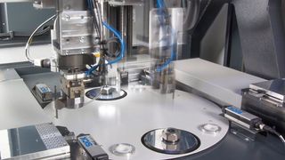 Die Ansprüche an die Beschriftungsprozesse sind in der Medizintechnik hoch, deshalb arbeitet diese Laseranlage vollautomatisch mit optischer Teileerkennung und zwei Robotergreifern. (Acsys Lasertechnik)