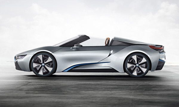Der BMW i8 Concept Spyder: Dieser zweisitzige offene Sportwagen erreicht eine kombinierte Leistung von bis zu 260 kW (BMW)