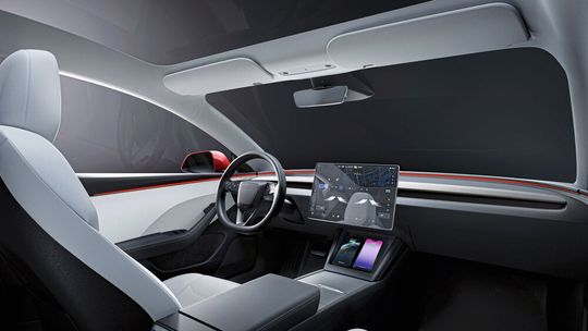 Verschwunden sind die Lenkstockhebel, geblinkt wird nun per Lenkradtaste, das Getriebe lässt sich über den Touchscreen steuern.(Bild:  Tesla)