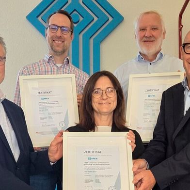 Dreichfach-Zertifizierung: Uwe Winkler (Geschäftsführer SPEA GmbH), Chris Hahn (Leitung Service SPEA GmbH), Doris Pfundstein (Leitung Administration, Finanzen, Personal SPEA GmbH), Norbert Kautzner (Leitung Applikation SPEA GmbH), Thomas Reulein (Visocert GmbH). (Bild: SPEA)