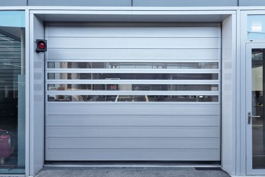 Zuverlässig, funktional und auf die Anforderungen des täglichen Betriebs ausgerichtet: die neuen Essential-Line-Tore von Efaflex.(Bild:  Efaflex)