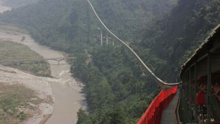Mit Gurtförderanlagen lassen sich Schüttgüter schnell und effizient vom Abbauort auch über unwegsames Gelände zum Zielort transportieren. (Bild: Beumer)