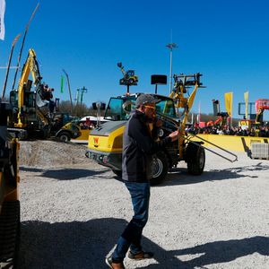 Auch Wacker Neuson präsentierte tanzende Maschinen – hier allerdings mit Live-Band.(Bild:  Sandro Kipar/VCG)