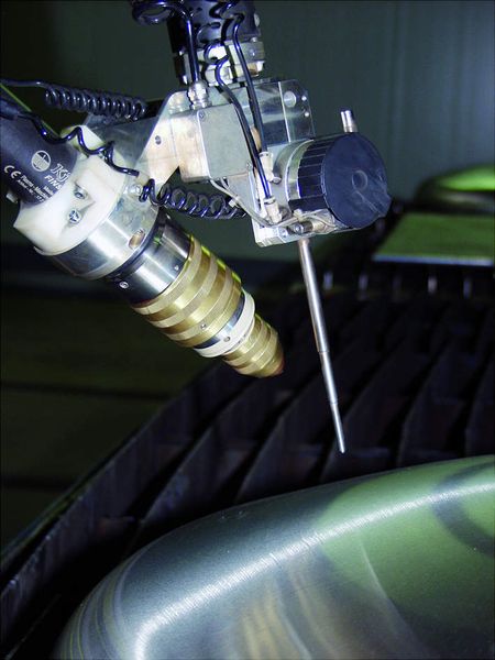 Bild 2: Vor dem Schneidvorgang vermisst der Roboter über einen Taststift das individuelle Bauteil – hier einen Klöpperboden. (Archiv: Vogel Business Media)