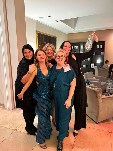 Die Damen haben sich richtig in Schale geworfen! Daniela Stolz, Danijela Kirsch, Stefanie Riddermann, Petra Trost-Gürtner und Claudia Zieschang (v.l.). (Bild: www.hamann.photo)