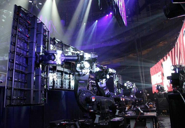 Lors d'un concert avec Bon Jovi: Les énormes écrans sont supportés et déplacés avec une série derobots IRB 7600. (Image d'archive ABB)