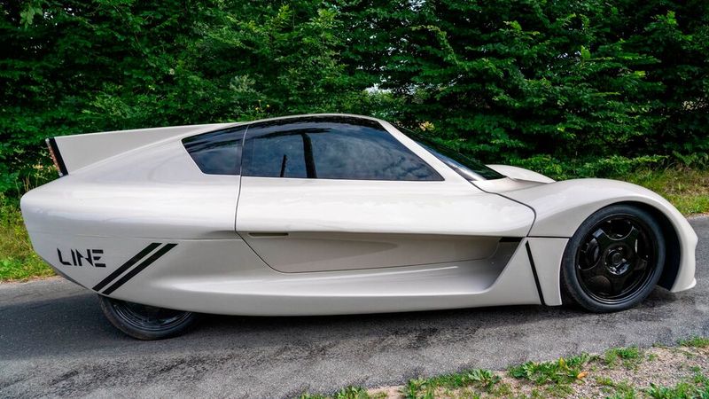 Der unter 500 Kilogramm wiegende Zweisitzer ist 3,93 Meter kurz. (Bild: Facteurdix)