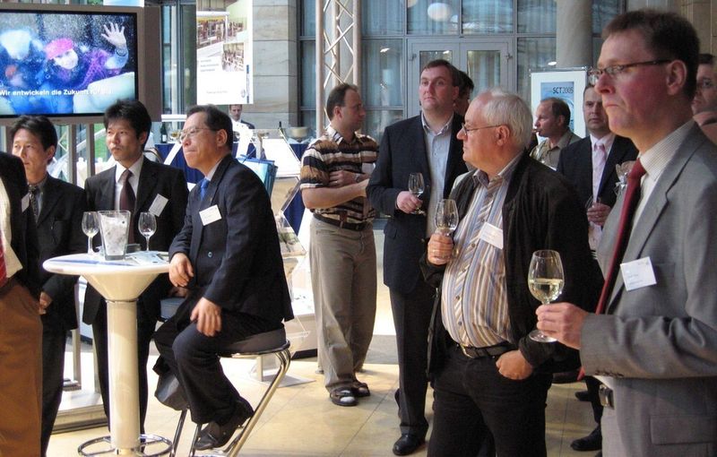 Am Rande der Konferenz bleibt Zeit für Präsentationen und Gespräche unter Fachleuten. (Archiv: Vogel Business Media)