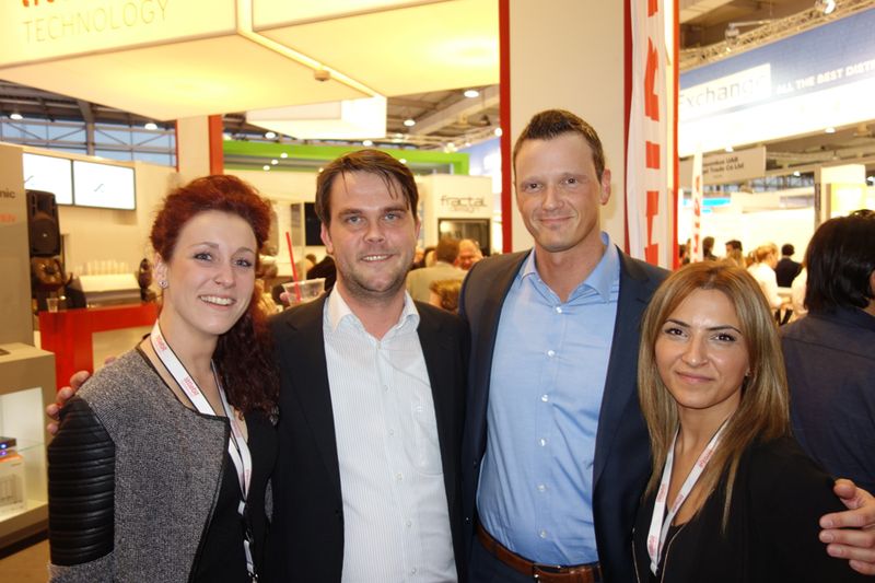 (v. l.) Jennifer Keil und Ilknur Agbulut, Littlebit, mit Philipp Winkler (r.) und Sebastian Stanjek, Toshiba (Bild: IT-BUSINESS)