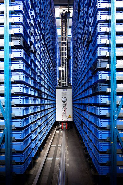 Die mitfahrenden Schaltschränke der Regalbediengeräte wurden komplett getauscht. (Bild: Viastore)