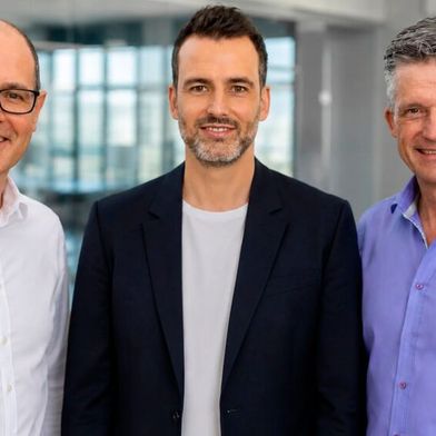 (v. l.) Andreas Fresi (Leiter Business Unit Steps Solutions), Dominik Hartmann (CEO Softengine), und Ekkehard Ziesche (Leiter Business Unit Steps Solutions) feiern die gemeinsame Fusion. (Bild: Softengine)
