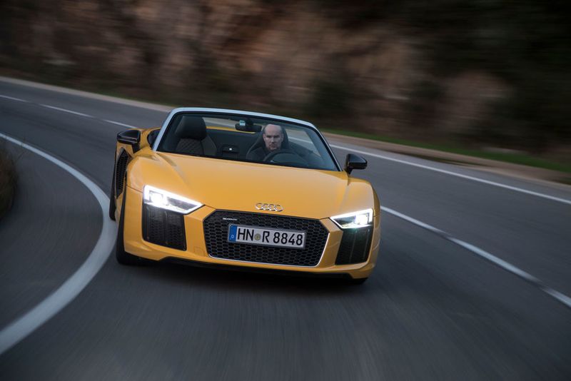 Mit lasergleicher Präzision lenkt der Sportwagen in Kurven ein. Die Kurvengeschwindigkeiten liegen extrem hoch, und der R8 Spyder ist auf engen Landstraßen ebenso zuhause wie im obersten Geschwindigkeitsbereich auf der Autobahn. (Audi/Daniel Wollstein)