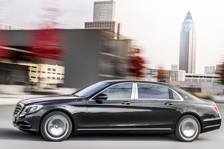 Mit rund 5,50 Metern Länge und einem Radstand von 3,40 Metern überragt das Flaggschiff der Stuttgarter die Standard-S-Klasse selbst in deren Langversion um 20 Zentimeter. (Foto: Daimler)