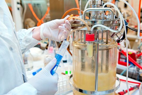 Besonders in Bioreaktoren und anderen Laborgeräten ist eine berührungslose Schaumerkennung essentiell.(Bild: ©  AdobeStock/borzywoj)