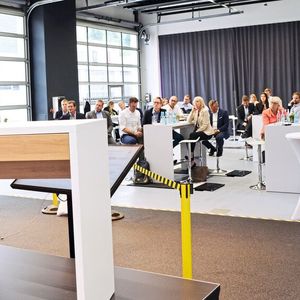 Die lang erwartete Studie zu den Zukunftsmodellen für den Autohandel präsentierten die Marktforscher vom Institut für Automobilwirtschaft (IfA) und ICDP in der Zukunftswerkstatt 4.0 in Esslingen. (Bild:  Jens Rehberg – »kfz-betrieb«)