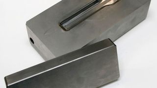 Diamond-Like-Carbon-Schichten (DLC-Schichten) sollen das Schmiedegesenk vor Verschleiß schützen.  (IPH)