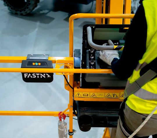 Hier steht ein Arbeiter auf einer Hubarbeitsbühne. Wer genauer hinsieht, erkennt links den kleinen schwarzen Kasten, auf dem Fastn steht. Wie dieses System von Haulotte Arbeitsunfälle verhinern kann, verrät der nebenstehende Beitrag.(Bild:  Haulotte)