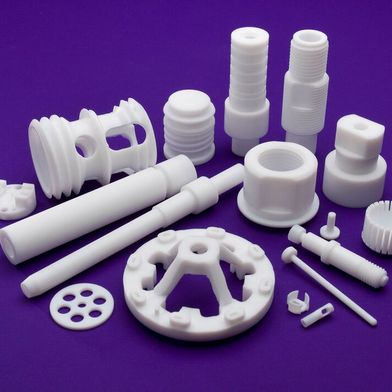 Fluorhaltige Kunststoffe und Substanzen – PFAS-haltig eben – sollen weitestgehen verboten werden. Doch viele Industriezweige kommen ohne diese Werkstoffe kaum aus. Weil längst nicht alle PFAS-haltigen Materialien schädlich sind, sind die Wirtschaftsminister gegen ein Pauschalverbot. (Bild: PTFExperts)