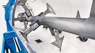 Die Mischertrommel verfügt über eine keramische Auskleidung. Die Mischelemente werden, wie auch die Mischerwelle und die Messerköpfe, mit einem dünnen, aber extrem festen keramischen Überzug versehen.  (Bild: Lödige)