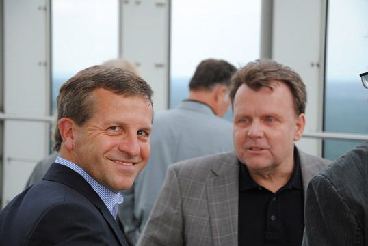 Freiluft-Gespräche: Thomas Peckruhn, Vorsitzender Skoda-Händlerverband, und Frank Groß, Geschäftsführer LV Sachsen-Anhalt (re.). (Archiv: Vogel Business Media)
