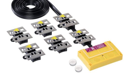 Das Hochspannungs-Ultraschall-Kombinationsgerät umfasst sechs Plus-Minus-SKT-Edelstahlkontaktplatten. Weitere können ergänzt werden.(Bild:  Schaub GmbH)