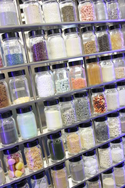 Produktions- und Fördermöglichkeiten für Pulver, Körner, Pillen und mehr wurden auf der Powtech/Technopharm präsentiert. (Bild: Nürnberg Messe/Thomas Geiger)