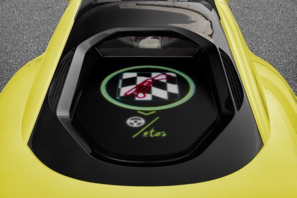 Der hybride Sportwagen Σtos: unterwegs mit persönlichem Autopilot und Drohne. (Rinspeed)