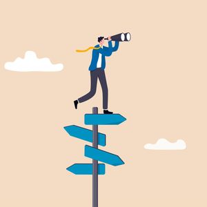 Endlich anfangen! Nur durch Planung und Priorisierung wird der Arbeitsberg nicht kleiner. Um nun den Anfang zu erleichtern, gibt es verschiedene Methoden. Die erste klingt sehr simpel und ist es auch: Beginnen Sie mit dem unangenehmsten Teil der Aufgabe. Bringen Sie den Arbeitsschritt hinter sich, vor dem Sie sich am meisten scheuen. Dadurch erreichen Sie ein Erfolgsgefühl und haben bereits den „schwersten Teil“ erledigt. (Bild:  © Nuthawut – stock.adobe.com)