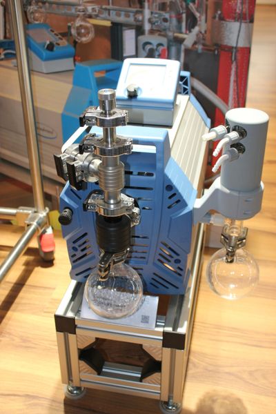 Vacuubrand stellt sich mit seinen neuen VARIO Chemie-Pumpständen mit adaptiver Drehzahlregelung auf. Sie gewähren optimierte Laborprozesse. (Bild: LABORPRAXIS)