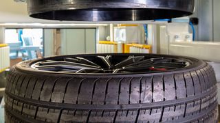 Unter Druck: Binnen einer Sekunde befüllt die neue Reifenfüllglocke jeden ankommenden Reifen auf den gewünschten Druck, mit einer Genauigkeit von 0,05 Bar. (SIEMENS AG / W.Geyer)