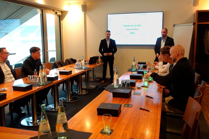 Die Gastgeber Marcel Rostalski und Guido Stempel  begrüßen ihre Gäste. (Bild: Vogel IT-Medien)