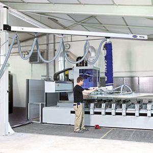 Perfekte Kombination: Aluminium-Schwenkkran und Vakuum-Schlauchheber Jumbo Ergo beim Be- und Entladen eines CNC-Bearbeitungszentrums.(Bild:  Schmalz)