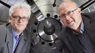 Holger Wirths und Larsen Priebs, Geschäftsführer GMW Machines GmbH: „Wir tunen chinesische Maschinentechnik und statten sie mit europäischer Technik aus, um sie dann als CE-konforme Maschinen mit Zertifikat vom TÜV-Rheinland zu vermarkten.“ (Bild: Ralf Baumgarten)