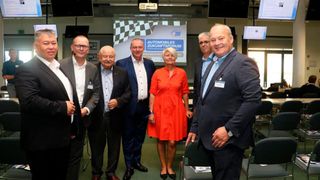 Illustre Gesellschaft beim Automobilen Zukunftsforum: (v. l.) Jeffrey Kilian, Sprecher freie Werkstätten im ZDK; Guido Kutschera, Vorsitzender der Geschäftsführung Dekra Automobil GmbH; Jürgen Karpinski, Präsident Deutsches Kraftfahrzeuggewerbe; Peter Börner, Präsident Zentralverband Karosserie- und Fahrzeugtechnik; Corina Reifenstein, Präsidentin der Handwerkskammer Cottbus, und ganz rechts Detlef Peter Grün, Bundesinnungsmeister Kfz-Gewerbe. (Bild: Klasing)