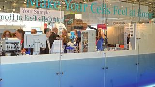 Im gläsernen Showroom präsentierte Eppendorf Zellkulturgefäße, Bioreaktoren und was es sonst noch braucht, damit gezüchtete Zellen sich „wie zu Hause“ fühlen. (LABORPRAXIS)