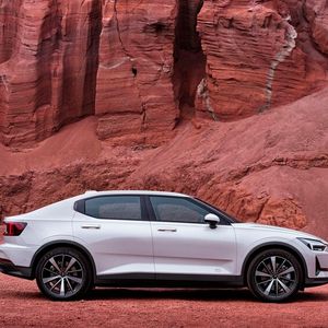 Der Polestar 2 mit Single-Motor hat eine Reichweite von 440 Kilometern und leistet 224 PS. In 7,4 Sekunden beschleunigt das Modell von 0 auf 100 km/h.(Bild:  Polestar)