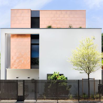 Beeindruckender Baukörper: Der 
Kupfer-Kubus wirkt wie in den 
Putzbau hinein gestellt. Zum Garten 
hin zeigt sich der Bau offen.  (Bild: Dirk Baumbach / Loro )