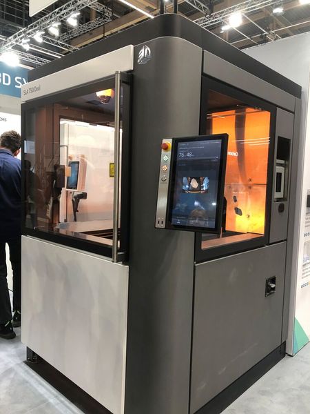 3D-Systems präsentierte mit dem SLA 750 Dual einen Stereolithographie-3D-Drucker, der einen um 200 % höheren Durchsatz als bisherige SLA-Drucker bietet.  (Bild: VCG/Juliana Pfeiffer)