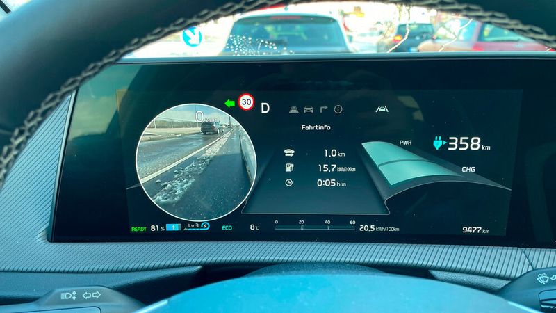 10. Die Assitenzsysteme. Je nach Ausstattung gibt es allerlei Helfer im Kia EV6. Ein nettes Gimmick ist der Totwinkel-Assistent beim Spurwechsel. Für unseren Geschmack zu übereifrig agiert der Spurhalteassistent, der teilweise derart hart eingreift, dass wir ihn relativ schnell deaktiviert haben. (Seyerlein/VCG)