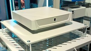 Ein Labyrinth-System und eine hochwertig aufgeschäumte Dichtung ermöglichen für den Rittal-Dachlüfter inklusive Filtermatte standardmäßig die Schutzart IP 55. (Bild: S. Häuslein/konstruktionspraxis)