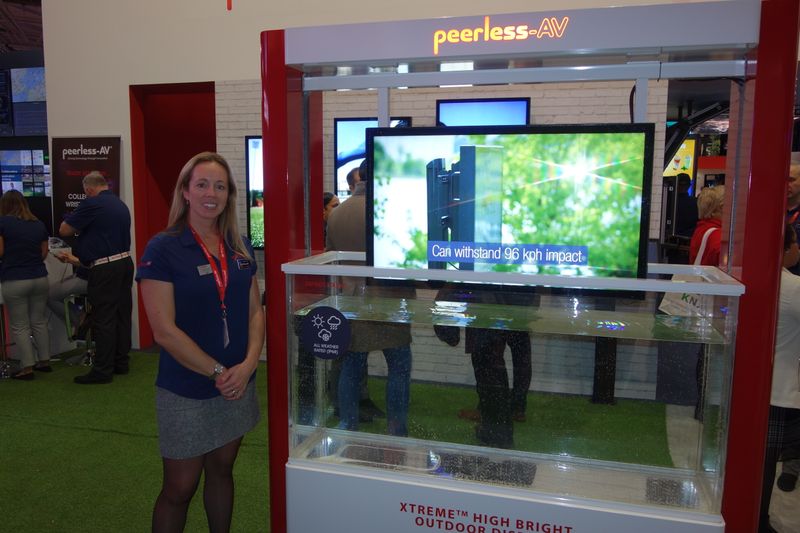 Beky Cann, peerless-AV, zeigt deren neues Outdoor-Solution Produkt, wofür es auch den Inavation Award Xtreme High Bright Outdoor Display gab. (Bild: IT-BUSINESS)