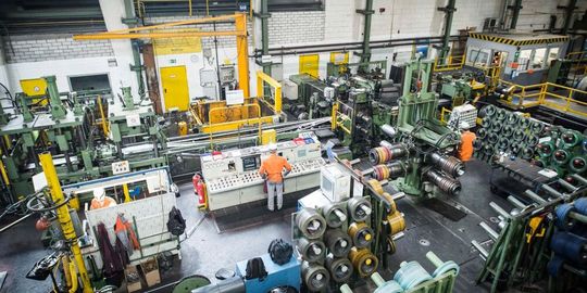 Abgeschlossen! Buderus Edelstahl im hessischen Wetzlar wurde jetzt final an Mutares verkauft. Hier ein Blick in die Produktionshalle der Hessen.(Bild:  Buderus Edelstahl)