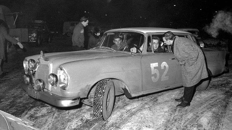 Dieter Glemser bei der 33. Rallye Monte Carlo vom 18. bis 25. Januar 1964 zusammen mit Biefahrer Martin Braungart. Mit ihrem Mercedes-Benz 300 SE mit der Startnummer 52 belegten die beiden den 16. Rang im Gesamtklassement. (Bild: © Mercedes-Benz AG)