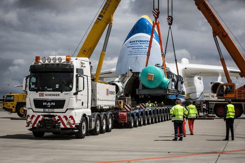 DB Schenker bringt 141-t-Zylinder mit Schiff, Lkw und Flugzeug von Berlin nach Kanada. (Bild: Schenker)